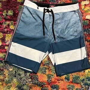 Vans men’s board shorts size 32. Perfect condition.